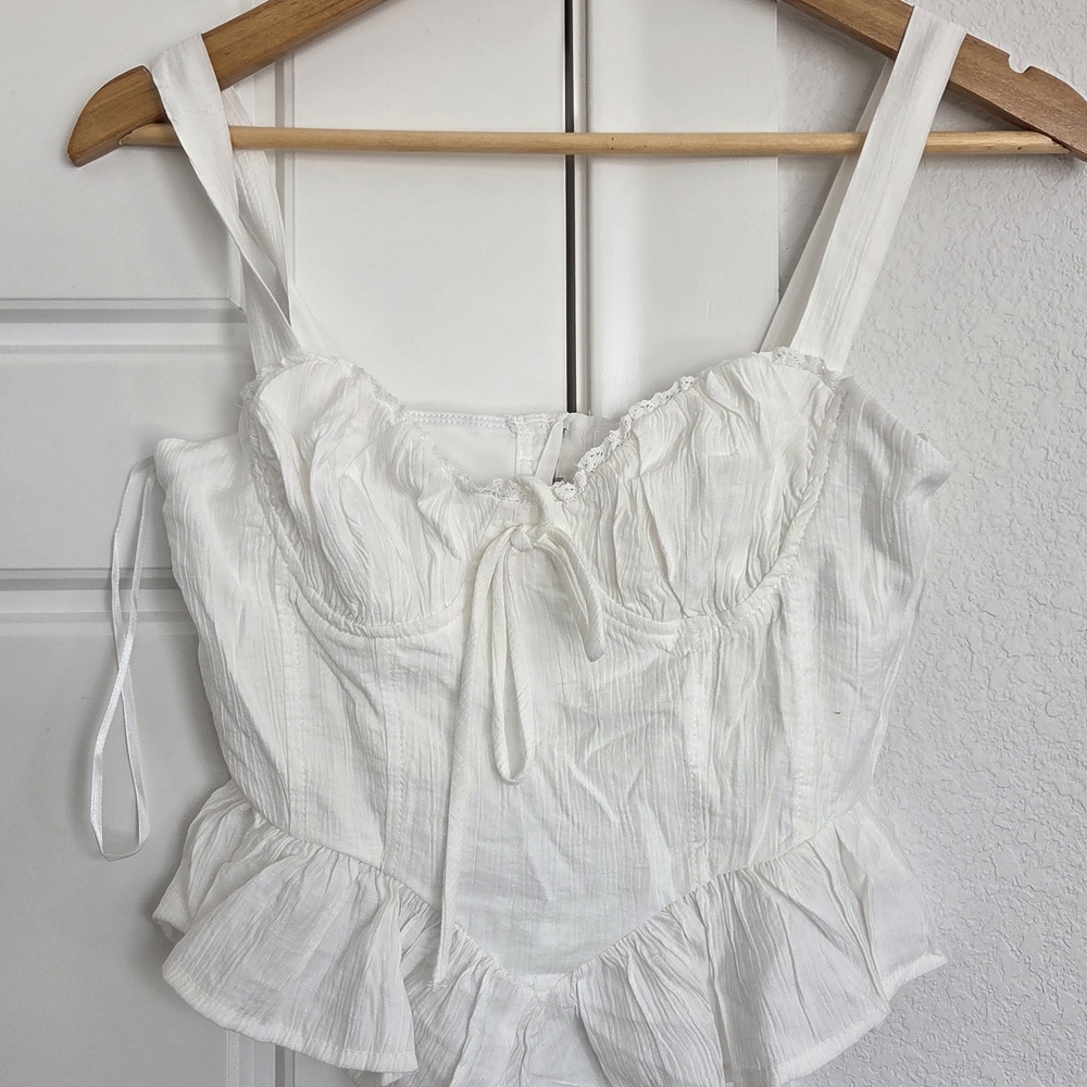 Chic White Sleeveless Blouse